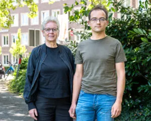 Maria Klein-Schmeink und Robin Korte vor einem Busch